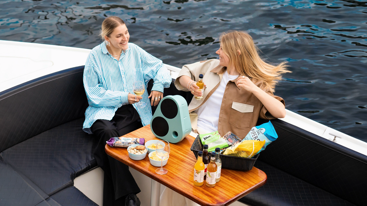 Zwei Personen mit grünem ES2 auf einem Tisch in einem Boot