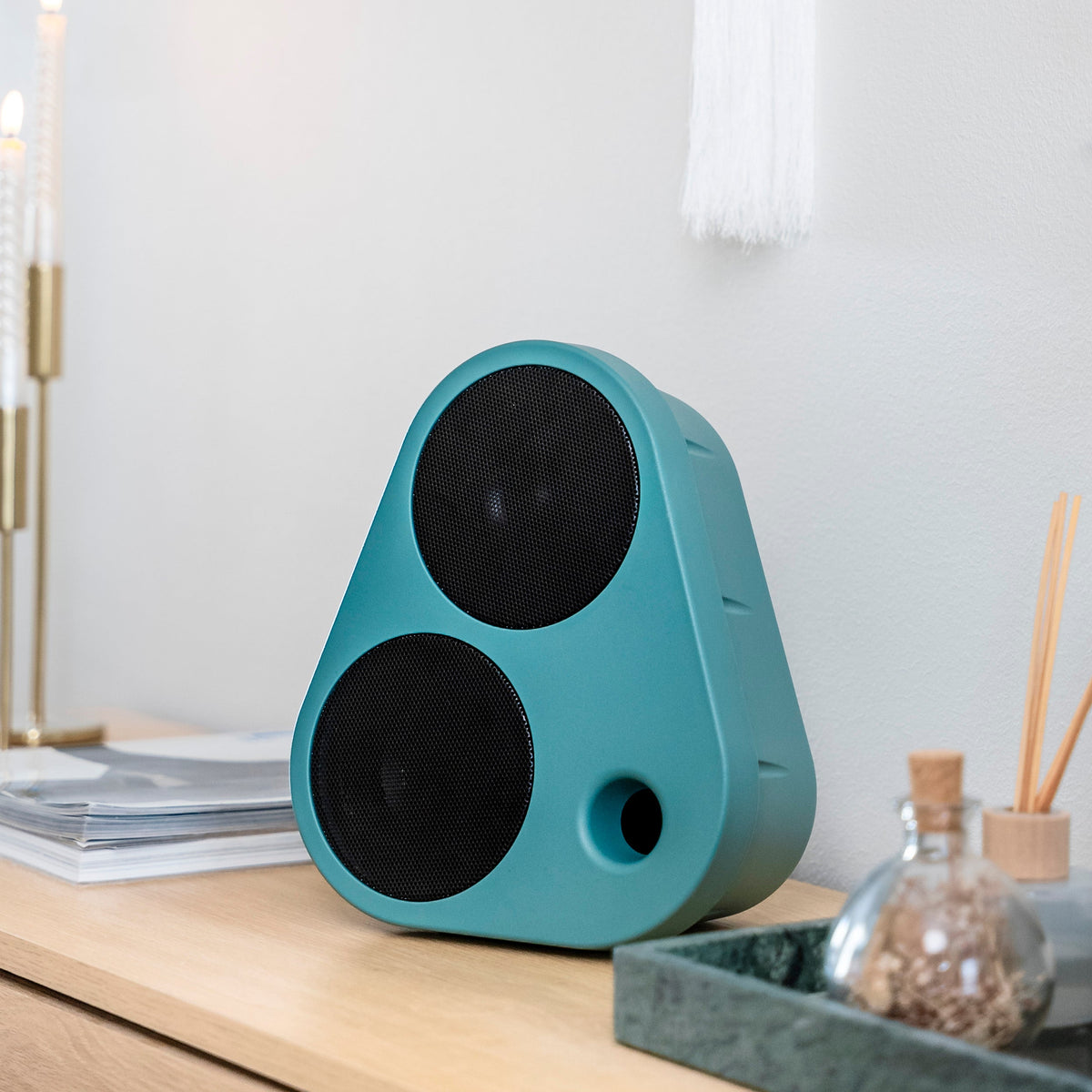 Grüner ES2 auf einem hellen Holzmöbel #color_green