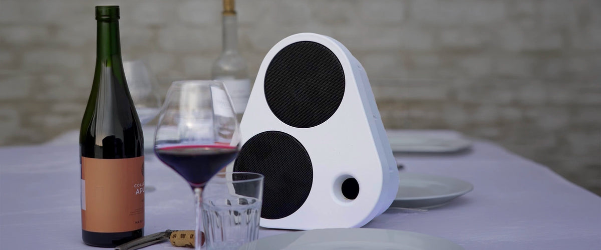 Weißer ES2 auf einem gedeckten Tisch mit Wein und Gläsern
